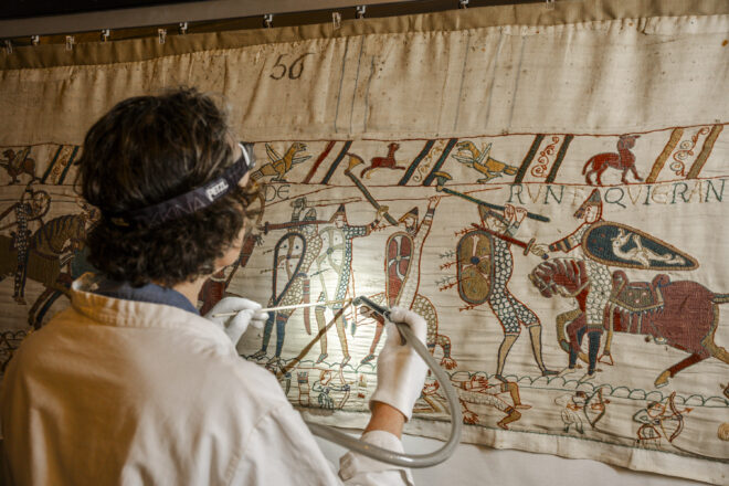 Interventions de conservation sur la Tapisserie de Bayeux