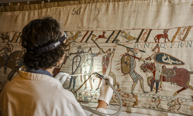 Interventions dépoussiérage de la Tapisserie de Bayeux en janvier 2025